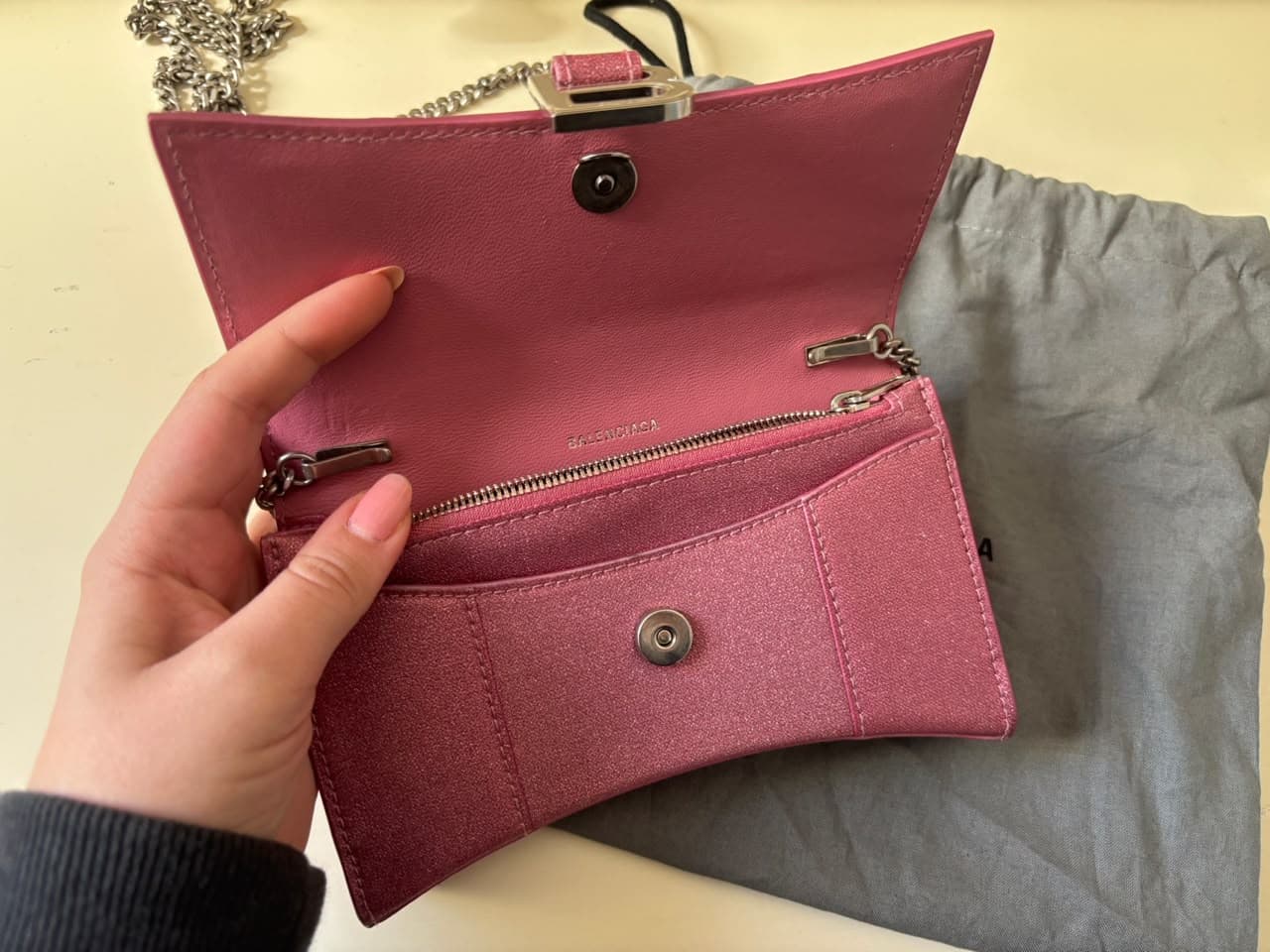 Balenciaga hourglass wallet on chain — foto 2