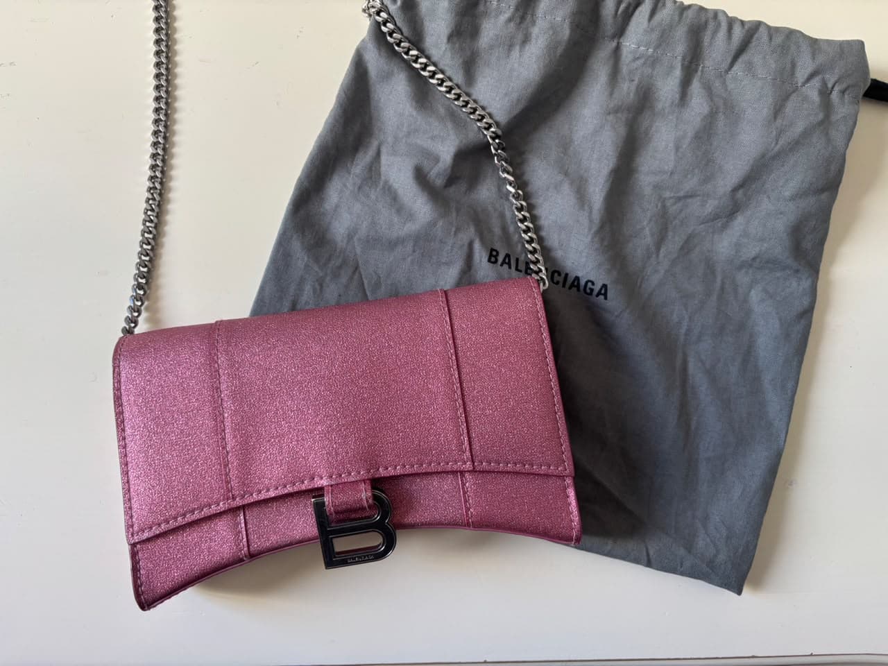 Balenciaga hourglass wallet on chain — foto 1